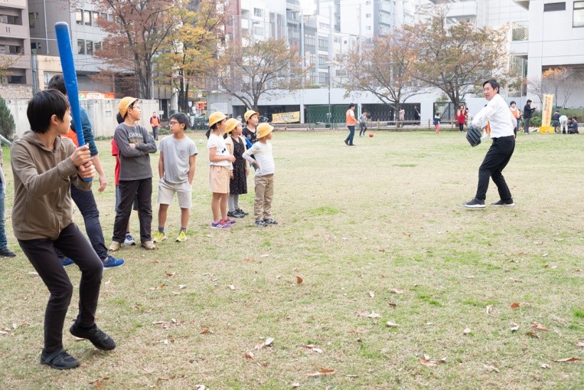 鈴木長官は子供たちと一緒に野球を体験