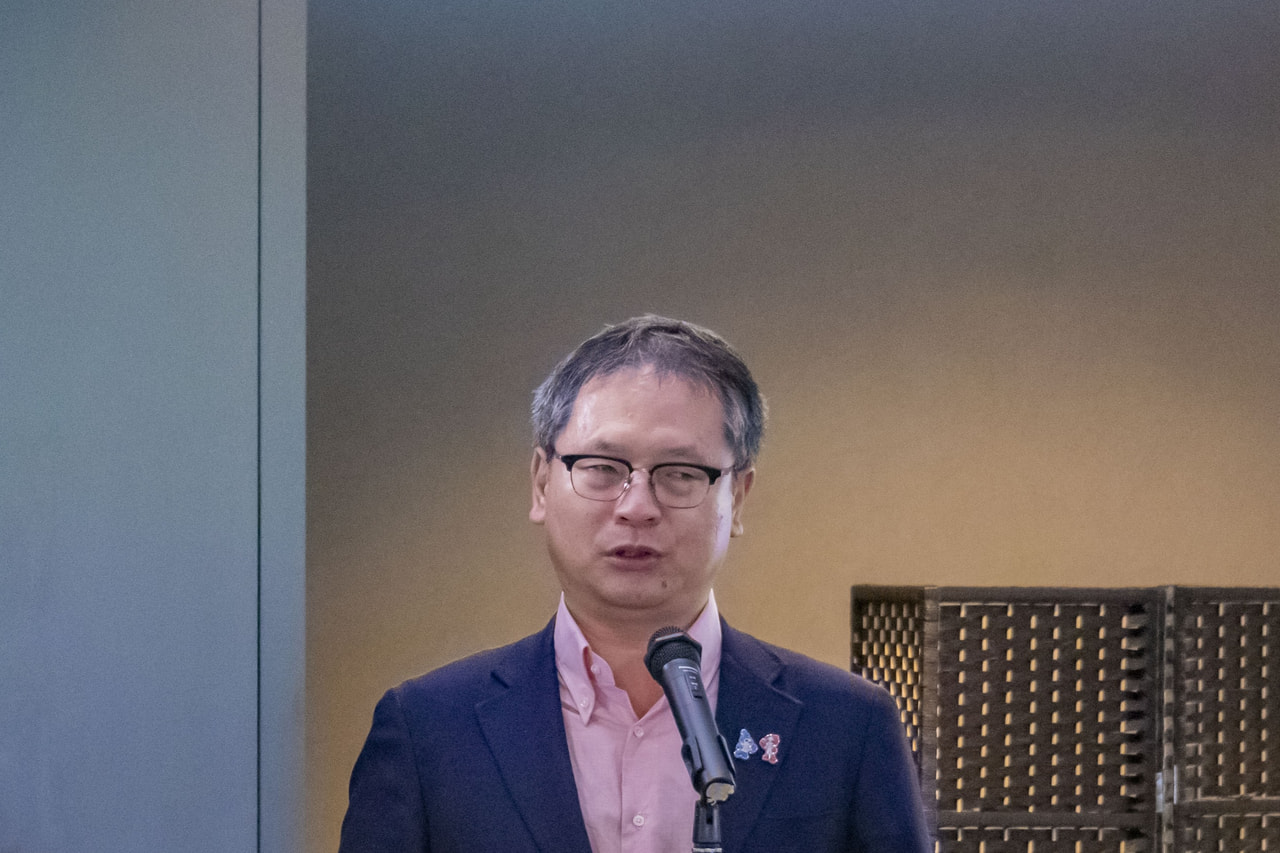 表彰式で挨拶する河合純一スポーツ庁長官