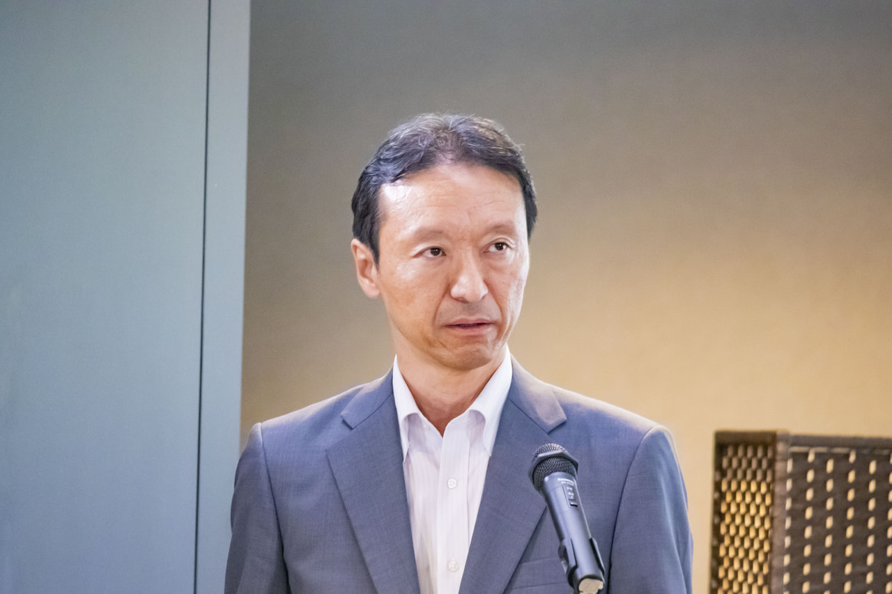 表彰式で挨拶する経済産業省大臣官房審議官（商務・サービス担当）の浅井俊隆氏