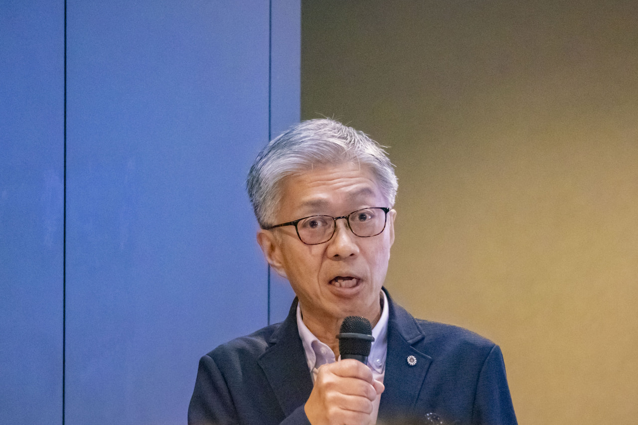 パネルディスカッションの様子　モデレーターの信江雅美氏