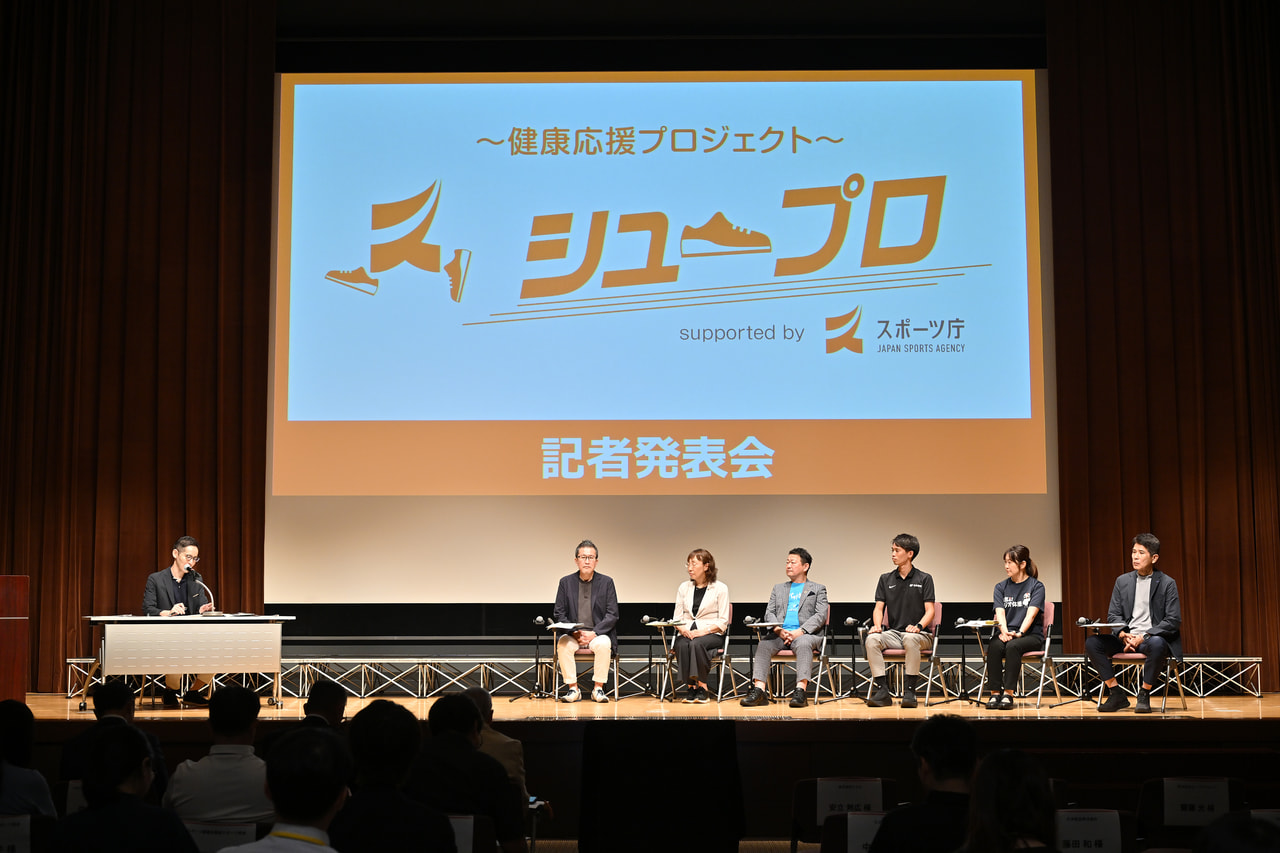 シューズとファッションをテーマとしたトークセッション第2部に登壇した、企業・自治体の代表者と鎌田准教授