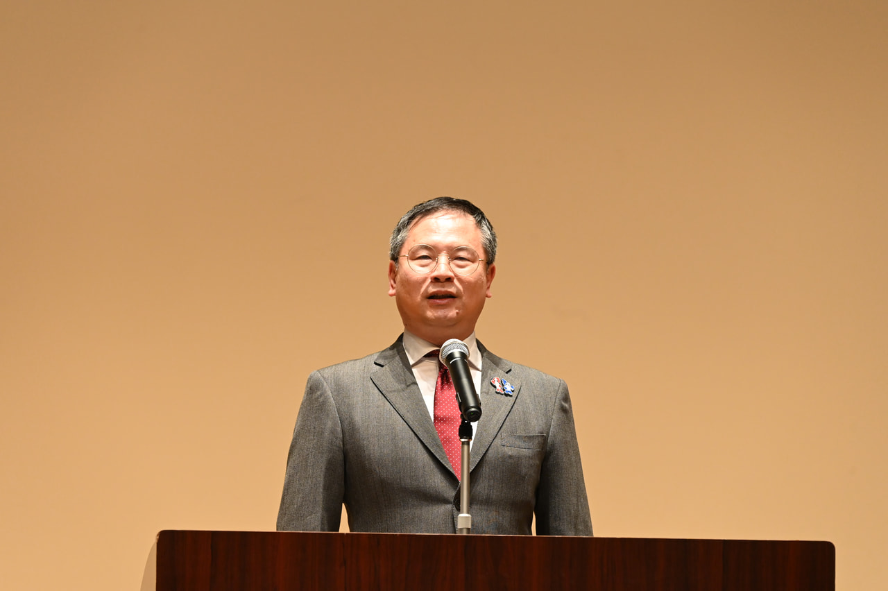 河合純一スポーツ庁長官が挨拶している画像