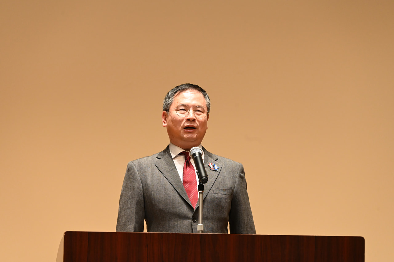 河合純一スポーツ庁長官が挨拶している画像
