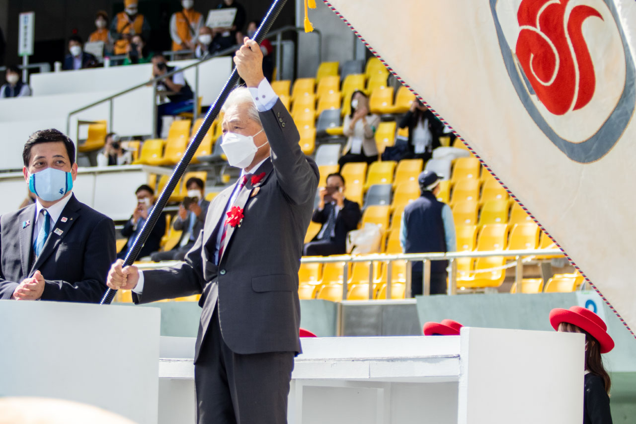栃木県知事から次回開催地の鹿児島県知事へ大会旗が手渡された：イメージ