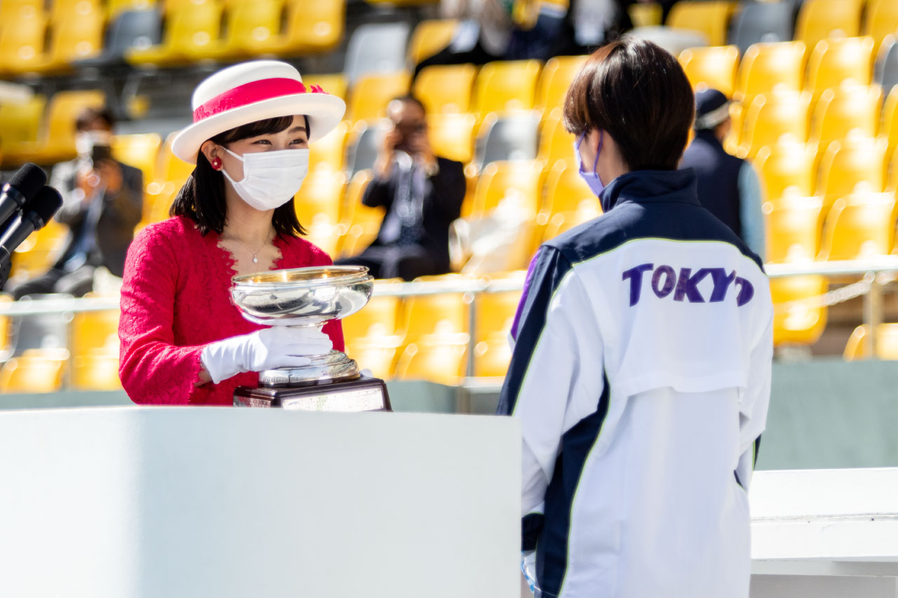 東京都選手団代表に皇后杯を手渡される佳子内親王殿下：イメージ