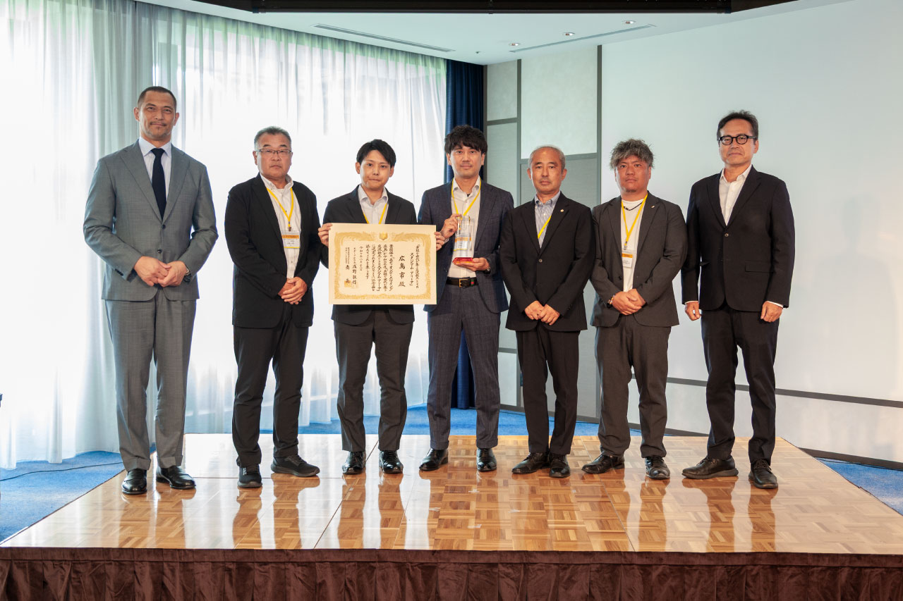 受賞された広島市と株式会社サンフレッチェ広島の皆さま：イメージ