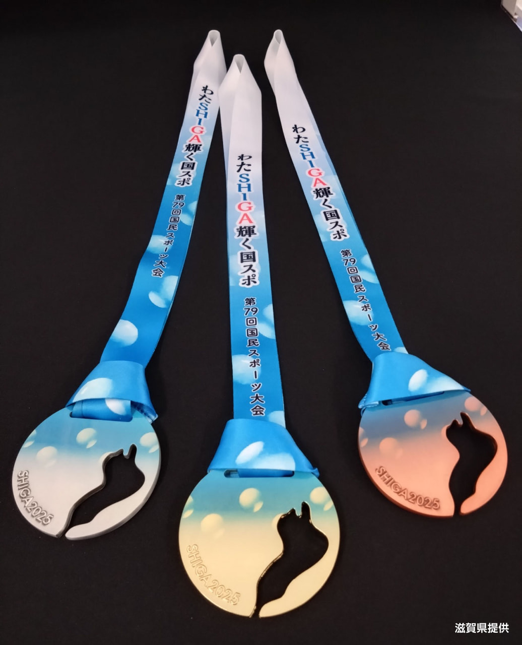 メダルは障害者福祉施設「やまなみ工房」の作家・森雅樹さんの作品を取り入れ、琵琶湖の形にくり抜いたデザインとなっている。一部にリサイクル金属を使用して制作されている：イメージ