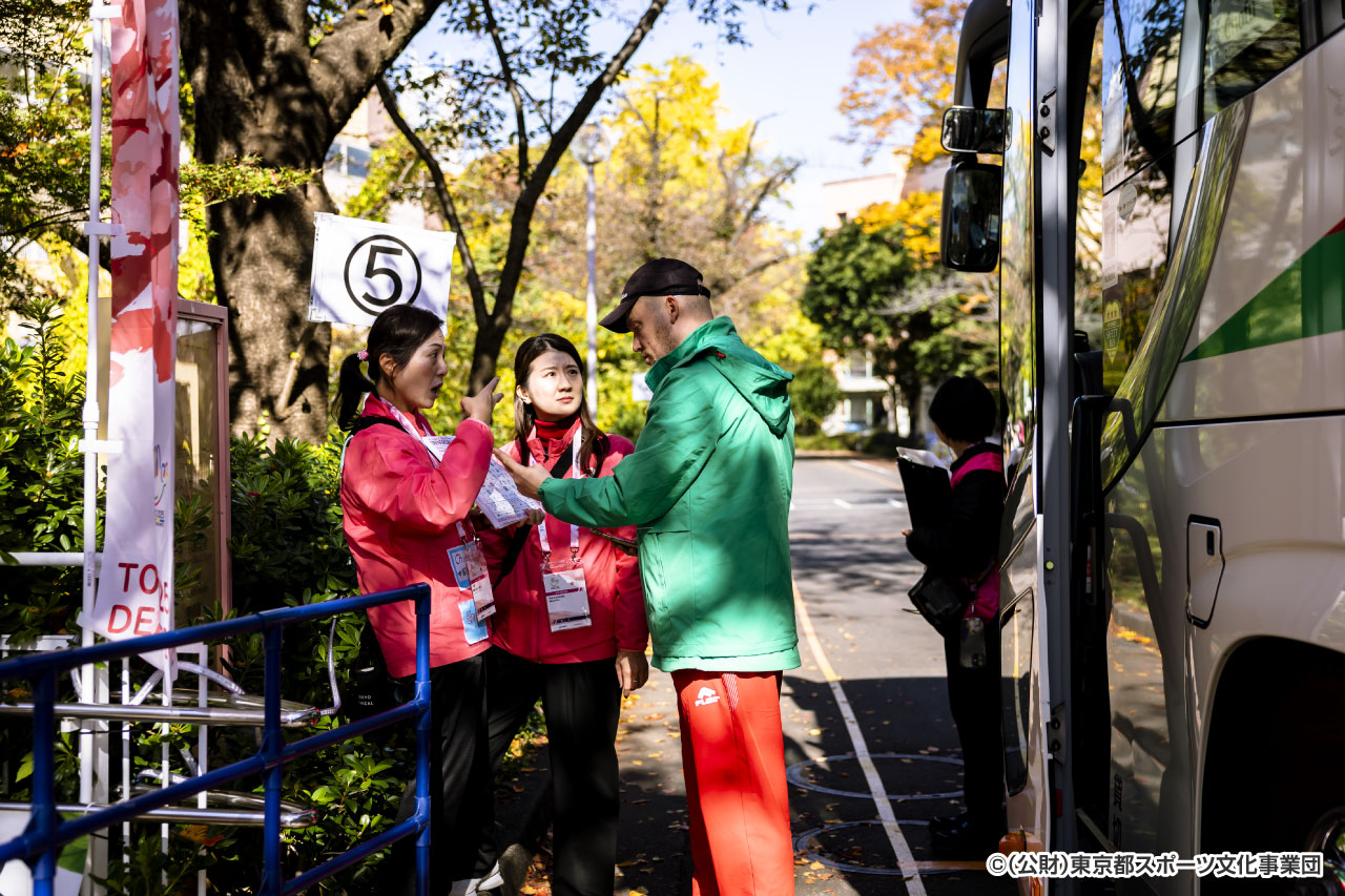 会場で活動するボランティアの様子：イメージ